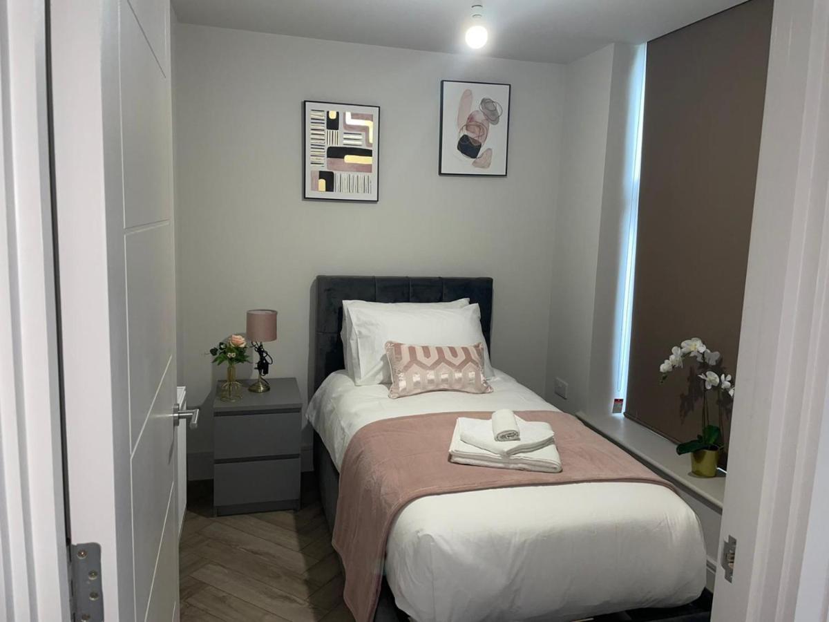 Wimbledon Luxury 3Bedroom Apartment Raynes Park Exterior photo